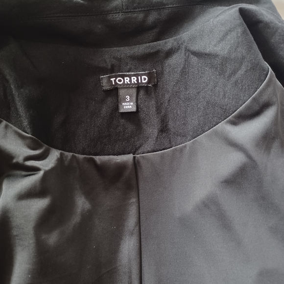 Torrid Black Cutaway Blazer with pockets - Picture 5 of 6